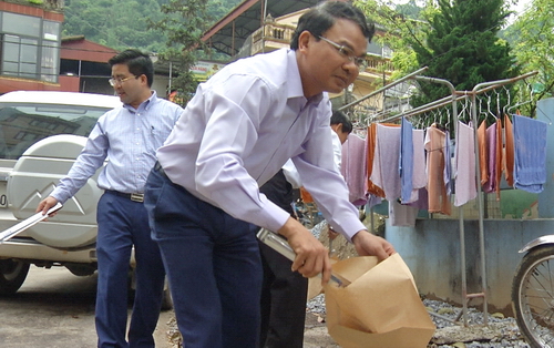 Đc Đặng Xuân Phong, PBT Tỉnh ủy, Chủ tịch UBND tỉnh Lào Cai tham gia thu gom rác thải